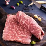 تصویری از کوهان گوساله تازه از فروشگاه محصولات پروتئینی قدیمی