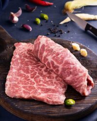 تصویری از کوهان گوساله تازه از فروشگاه محصولات پروتئینی قدیمی