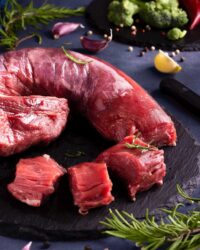 مغز فیله گوساله تازه و باکیفیت، مناسب برای کباب یا استیک، با بافت نرم و طعم لذیذ