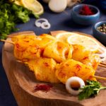 تصویر جوجه‌های زعفرانی تازه، شامل ران و سینه مرغ، مزه‌دار شده با زعفران خالص، آماده برای پخت و سرو.