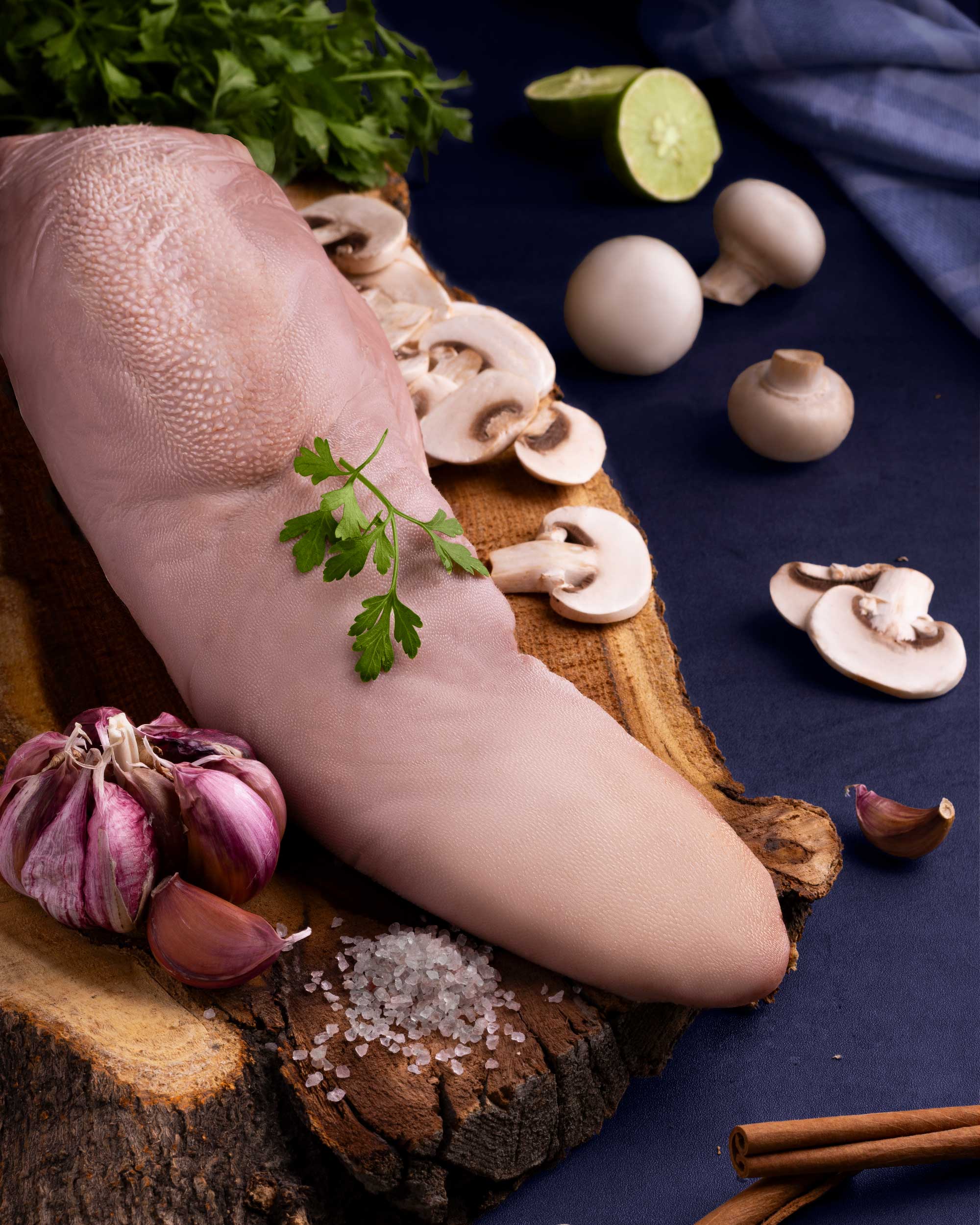 web_0536 زبان ممتاز گوساله از فروشگاه محصولات پروتئینی قدیمی، با کیفیت بالا و طعمی بینظیر برای تهیه غذاهای لذیذ و خوشمزه