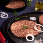 برگر گوساله تازه و باکیفیت، تهیه‌شده از بهترین قسمت‌های گوشت گوساله. گزینه‌ای عالی برای باربیکیو و مهمانی‌ها با طعمی بی‌نظیر.