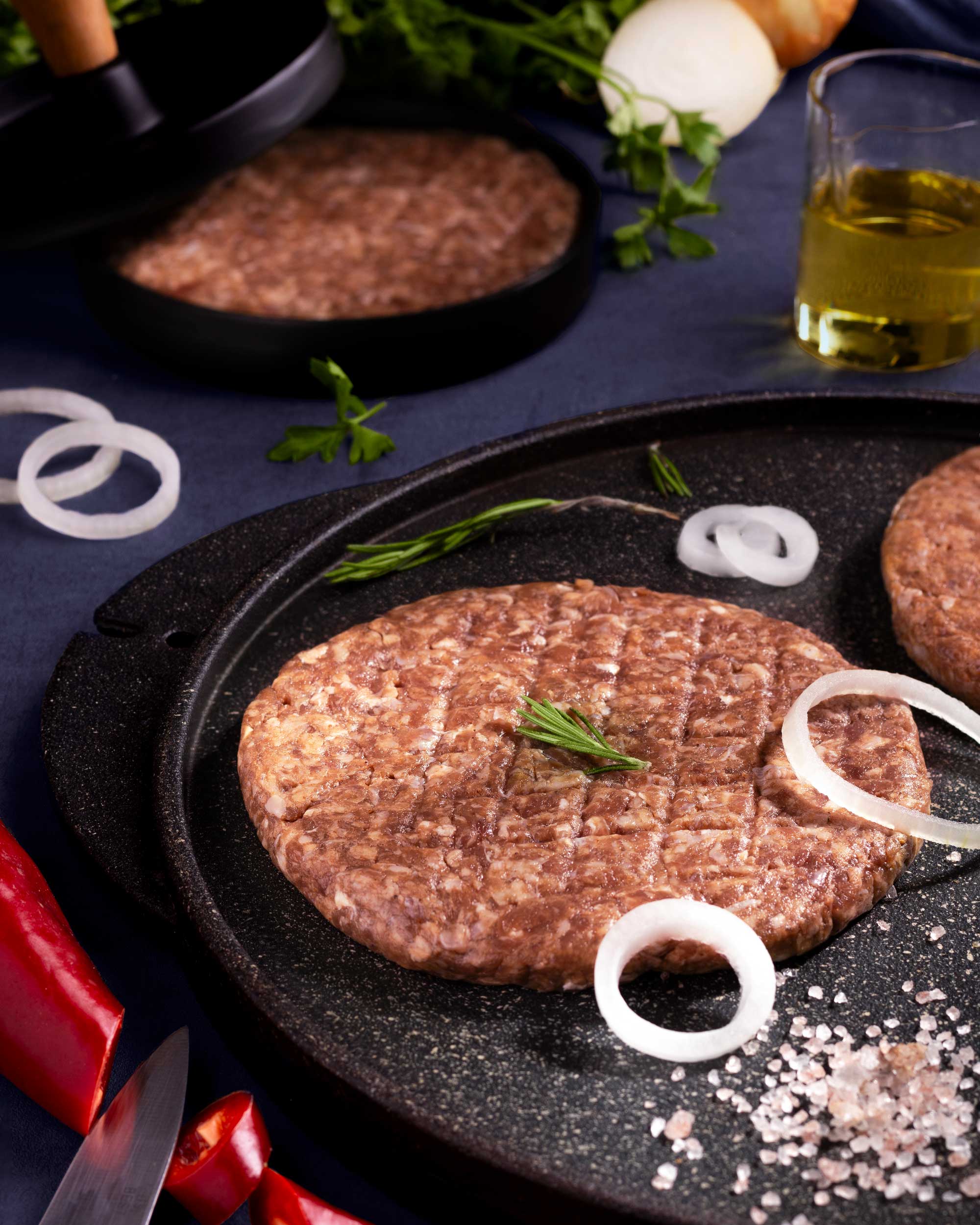 web_0626 برگر گوساله تازه و باکیفیت، تهیهشده از بهترین قسمتهای گوشت گوساله. گزینهای عالی برای باربیکیو و مهمانیها با طعمی بینظیر.