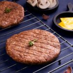 "تصویر برگر بره تازه، با گوشت چرخ‌کرده و چاشنی‌های خوشمزه