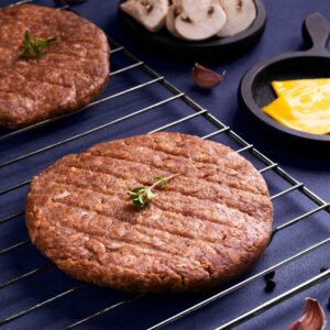 "تصویر برگر بره تازه، با گوشت چرخ‌کرده و چاشنی‌های خوشمزه