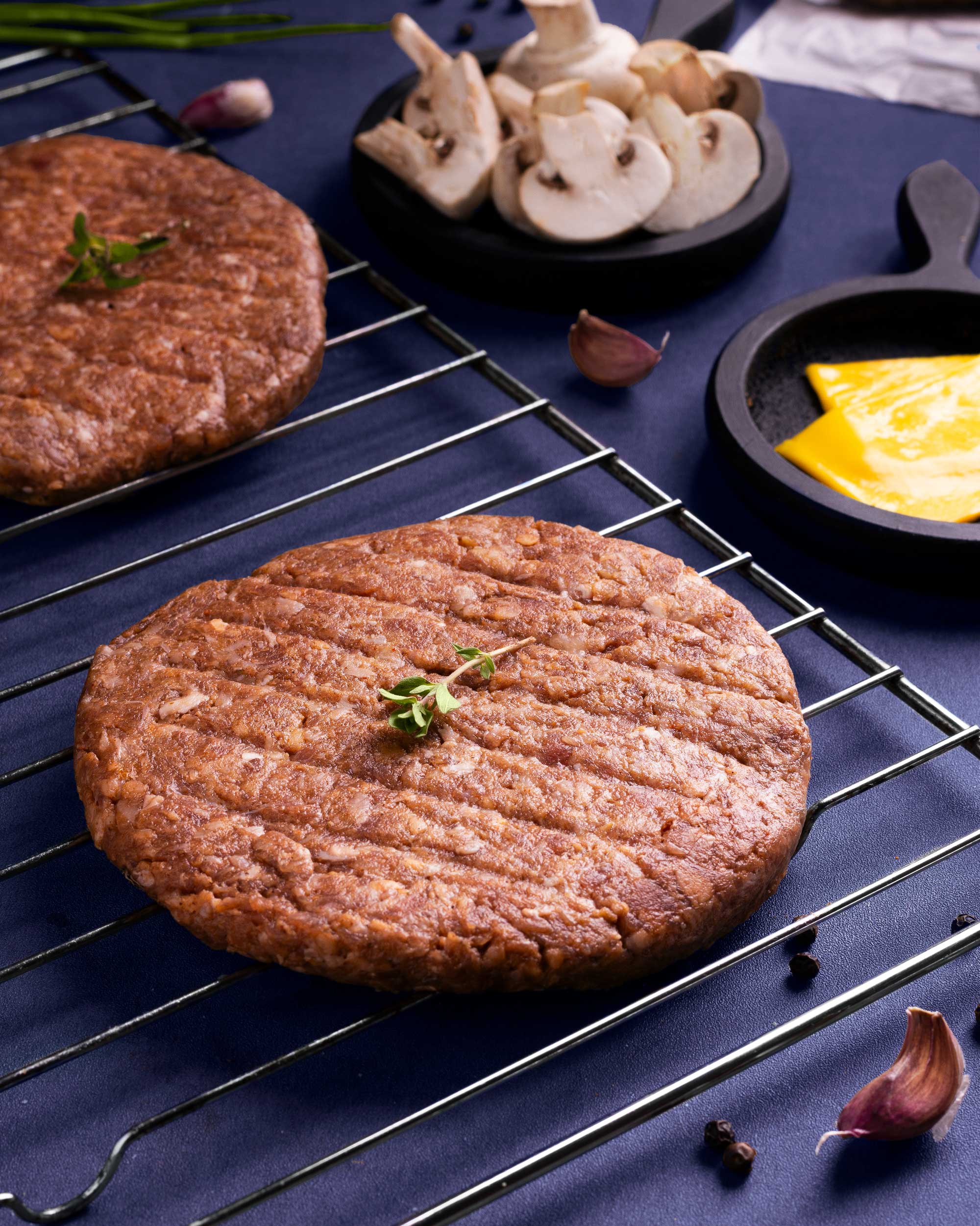 web_0726 "تصویر برگر بره تازه، با گوشت چرخکرده و چاشنیهای خوشمزه