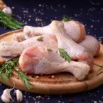 ساق با پوست مرغ تازه از فروشگاه محصولات پروتئینی قدیمی