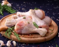 ساق با پوست مرغ تازه از فروشگاه محصولات پروتئینی قدیمی