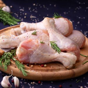 ساق با پوست مرغ تازه از فروشگاه محصولات پروتئینی قدیمی