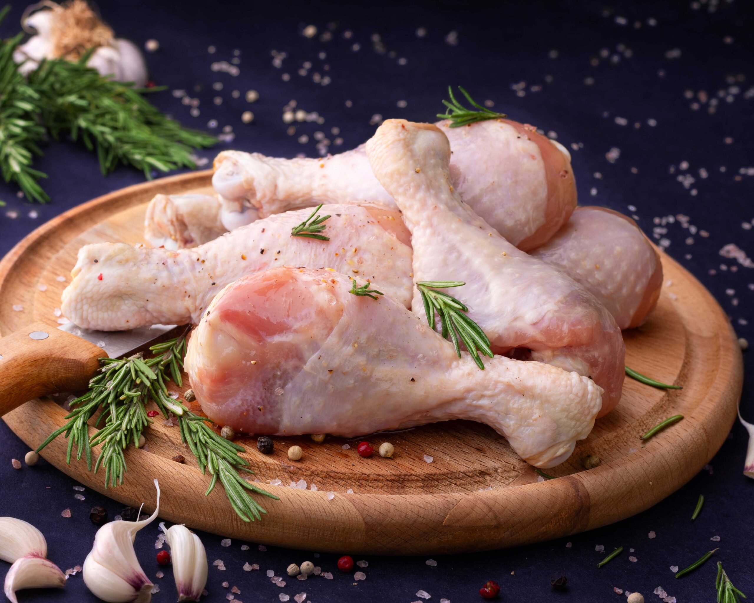 web_7183 ساق با پوست مرغ تازه از فروشگاه محصولات پروتئینی قدیمی