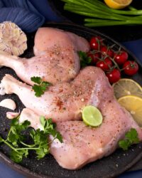 ران بدون پوست ممتاز مرغ تازه و باکیفیت، مناسب برای تهیه انواع غذاها. تجربه‌ای خوشمزه و سالم را برای خانواده‌تان فراهم کنید.