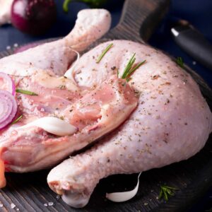 تصویر ران با پوست مرغ تازه و باکیفیت، آماده برای پخت و تهیه غذاهای ترد و خوشمزه.