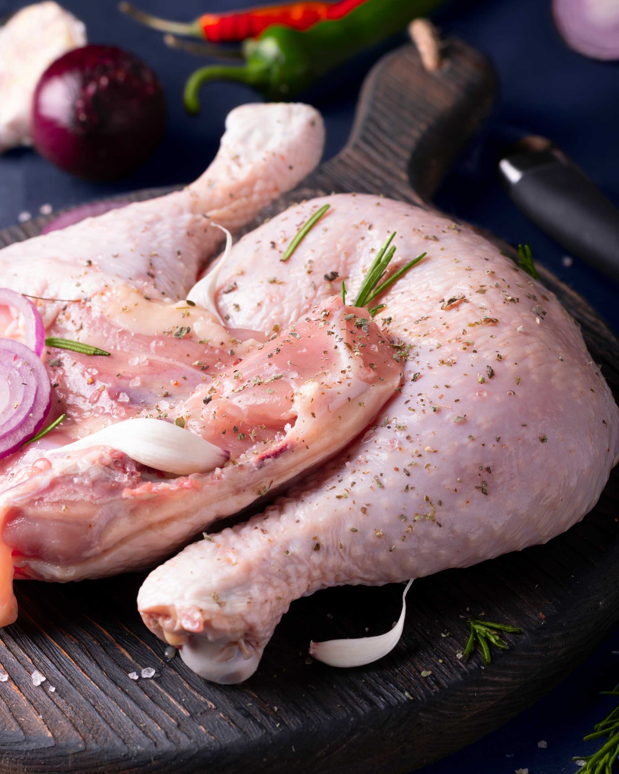 web_7281 تصویر ران با پوست مرغ تازه و باکیفیت، آماده برای پخت و تهیه غذاهای ترد و خوشمزه.