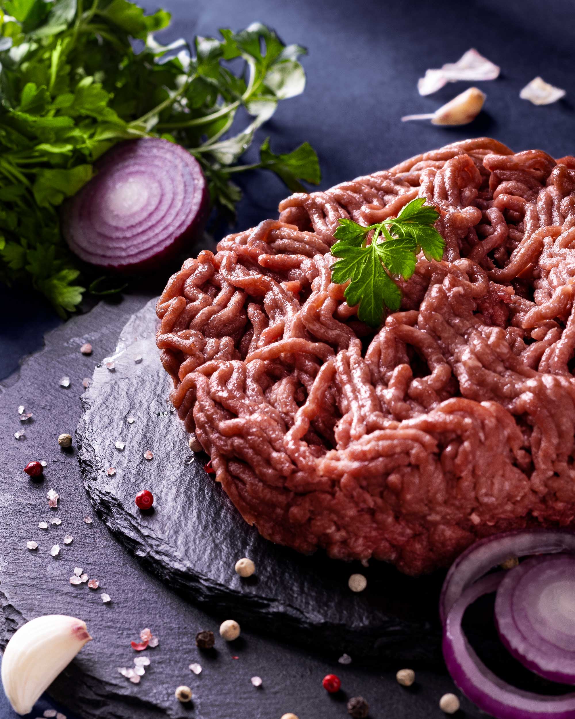 web_7141 تصویر گوشت چرخکرده تازه با رنگ قرمز طبیعی و بافت مناسب، آماده برای استفاده در تهیه انواع غذاهای خوشمزه.