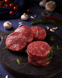 استیک فیله مینیون گوساله، با بافت نرم و طعمی فوق‌العاده