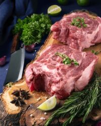 تصویری از گردن رولتی گوسفندی تازه از فروشگاه محصولات پروتئینی قدیمی