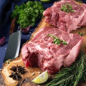 تصویری از گردن رولتی گوسفندی تازه از فروشگاه محصولات پروتئینی قدیمی