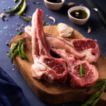 شاندیزی گوسفند تازه، آماده برای کباب و پخت، با بافت نرم و آبدار، نمای نزدیک از گوشتی خوش‌طعم و طبیعی