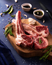 شاندیزی گوسفند تازه، آماده برای کباب و پخت، با بافت نرم و آبدار، نمای نزدیک از گوشتی خوش‌طعم و طبیعی