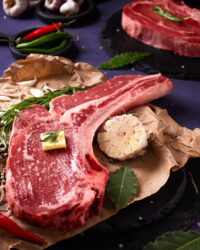 تصویری از استیک ریبای گوساله با بافت آبدار و لذیذ، آماده برای پخت در فروشگاه محصولات پروتئینی قدیمی