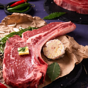 تصویری از استیک ریبای گوساله با بافت آبدار و لذیذ، آماده برای پخت در فروشگاه محصولات پروتئینی قدیمی