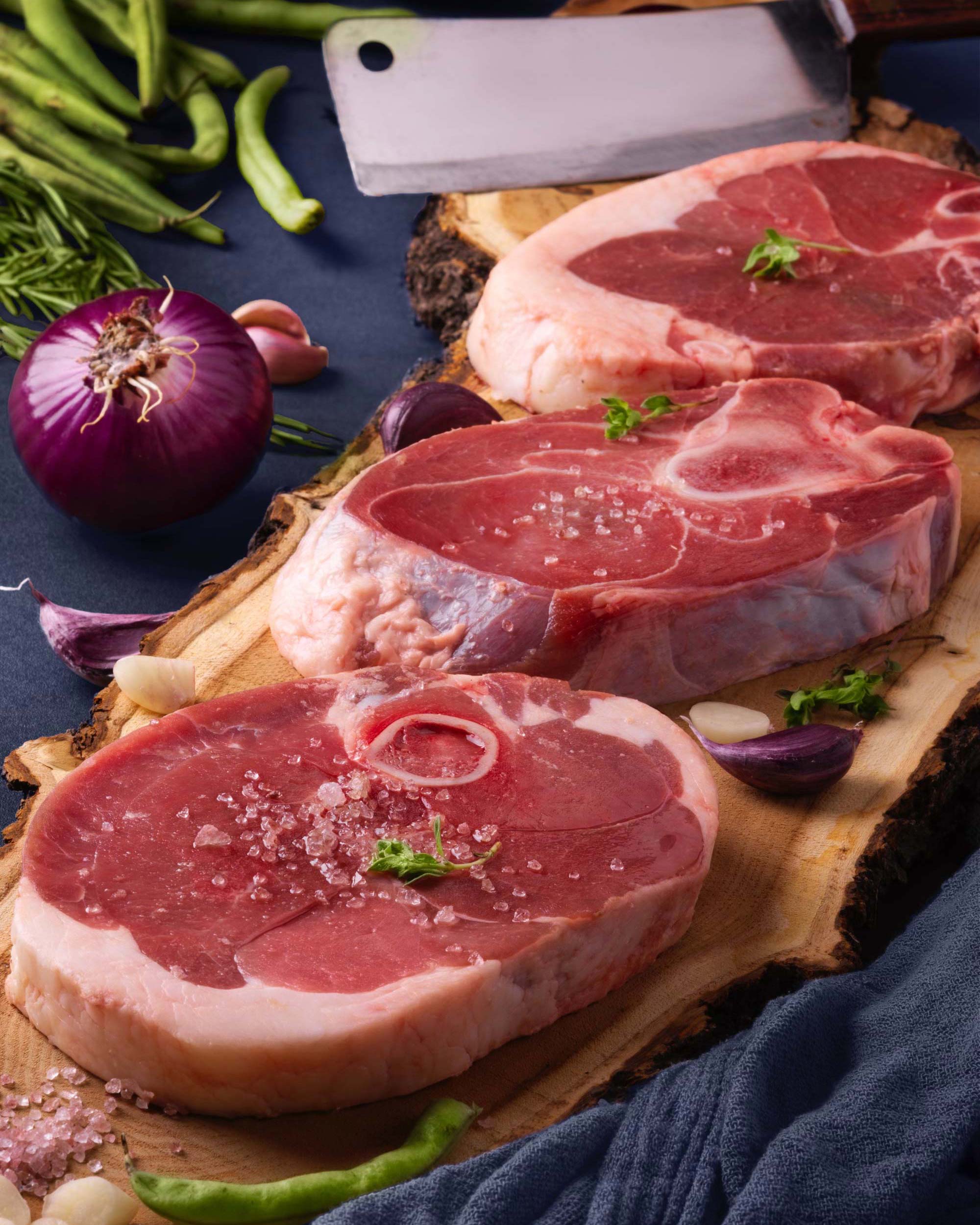 8 تصویر لم استیک تازه، با برشهای ضخیم و بافت یکنواخت، آماده برای پخت