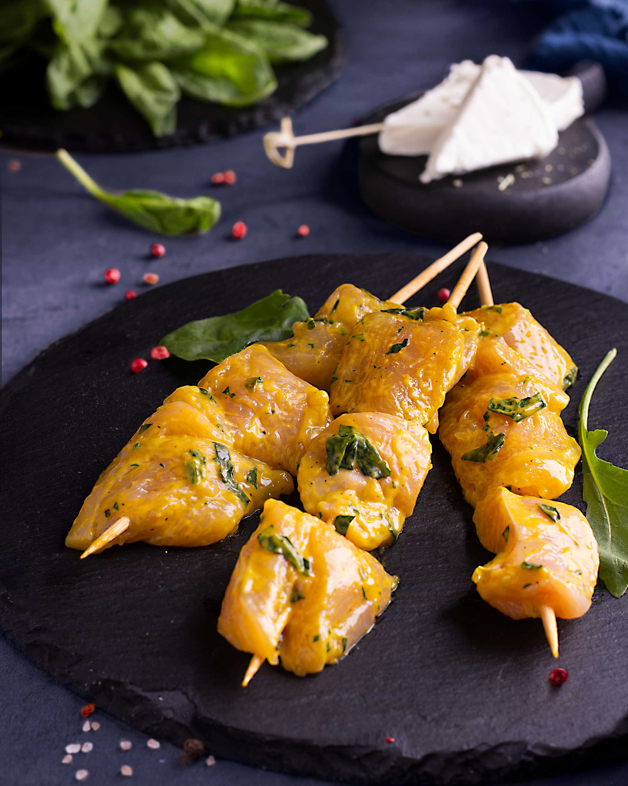 Cheesy Spinach Chicken Delight جوجه پنیر و اسفناج در ظرفی زیبا، تزئین شده با سبزیجات تازه و سس.