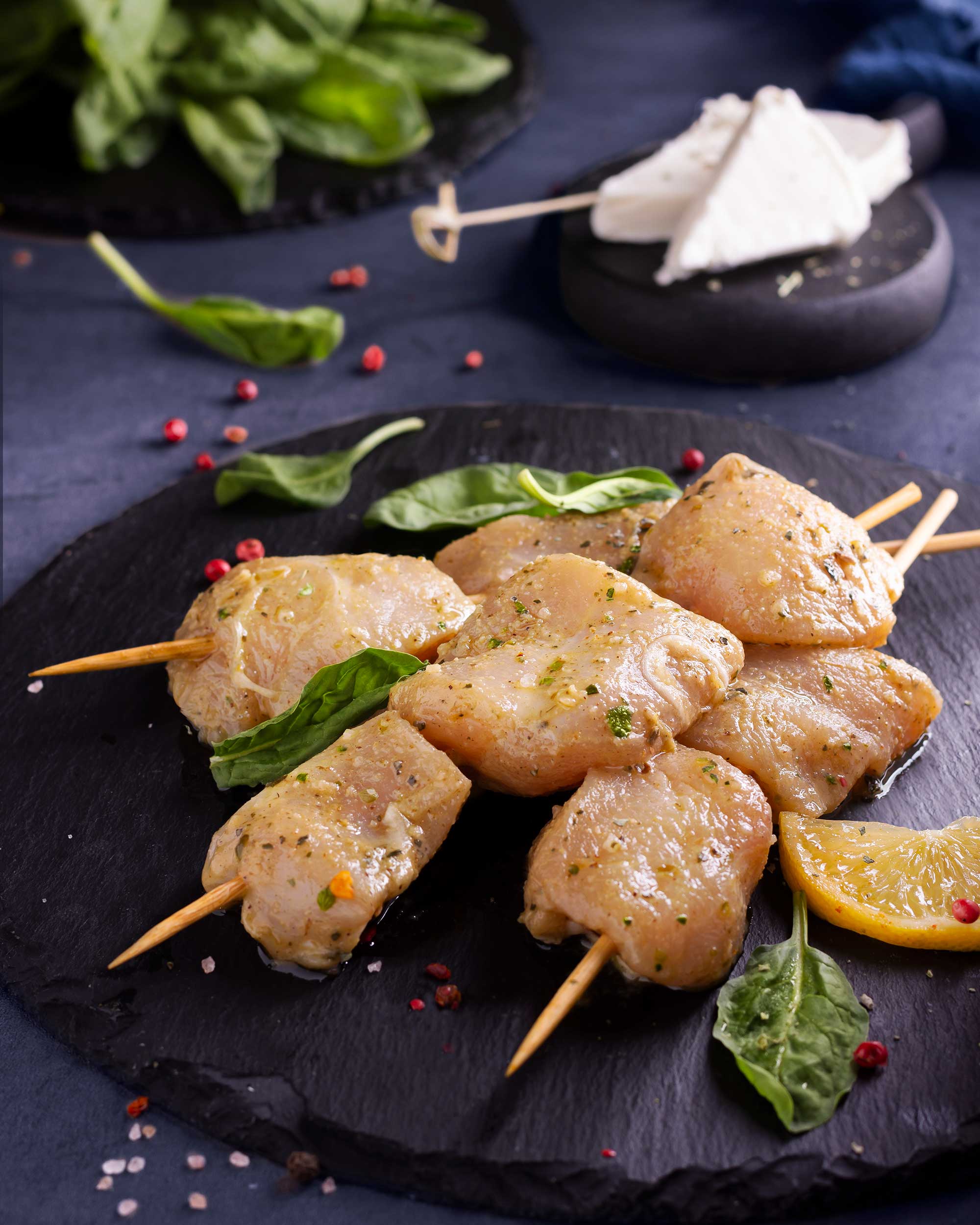 Chicken with Spinach and Feta جوجه اسفناج و پنیر در ظرفی زیبا، تزئین شده با سبزیجات تازه و سس.