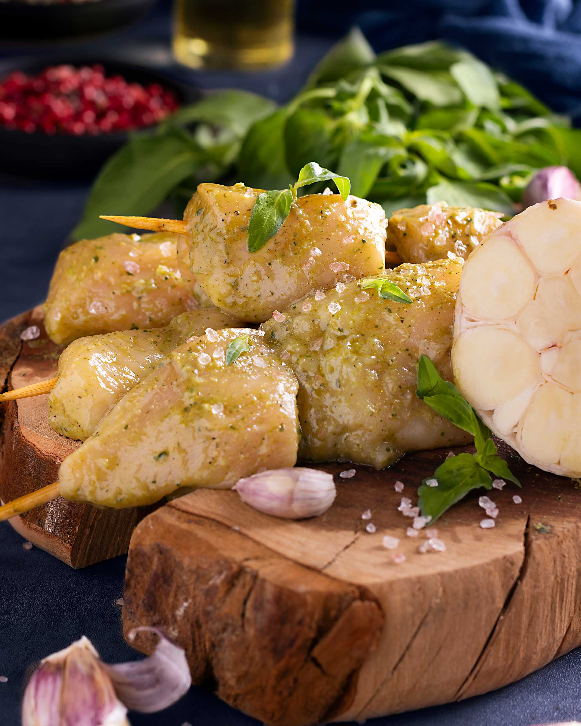 Garlic Basil Chicken جوجه سیر و ریحان با تکههای مرغ تازه و تزئینات سبزیجات