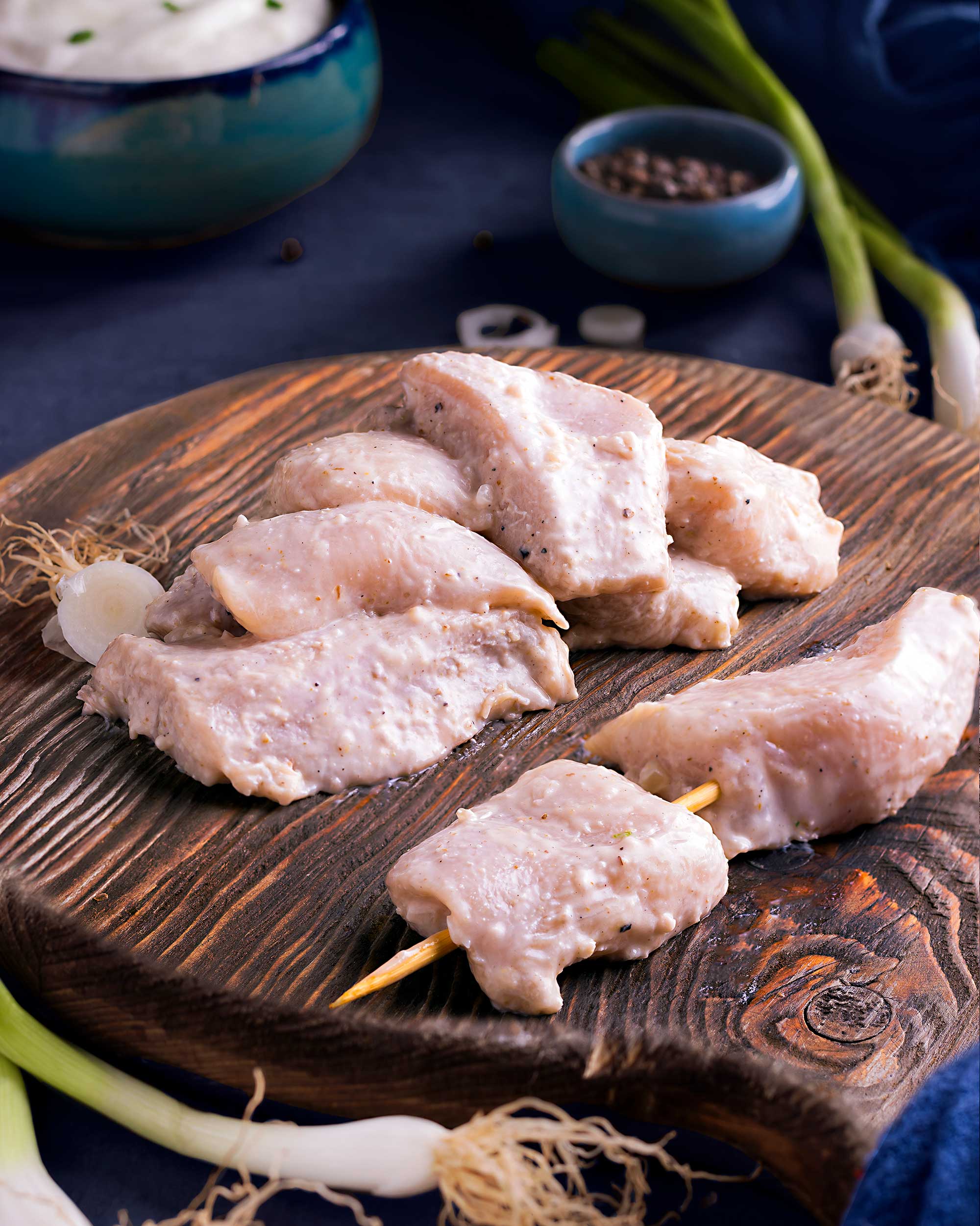 Lari_Flavor_Chicken تصویری از جوجه لاری مزهدار شده با ادویههای جنوب ایران، آماده برای کبابی یا پخت در فر