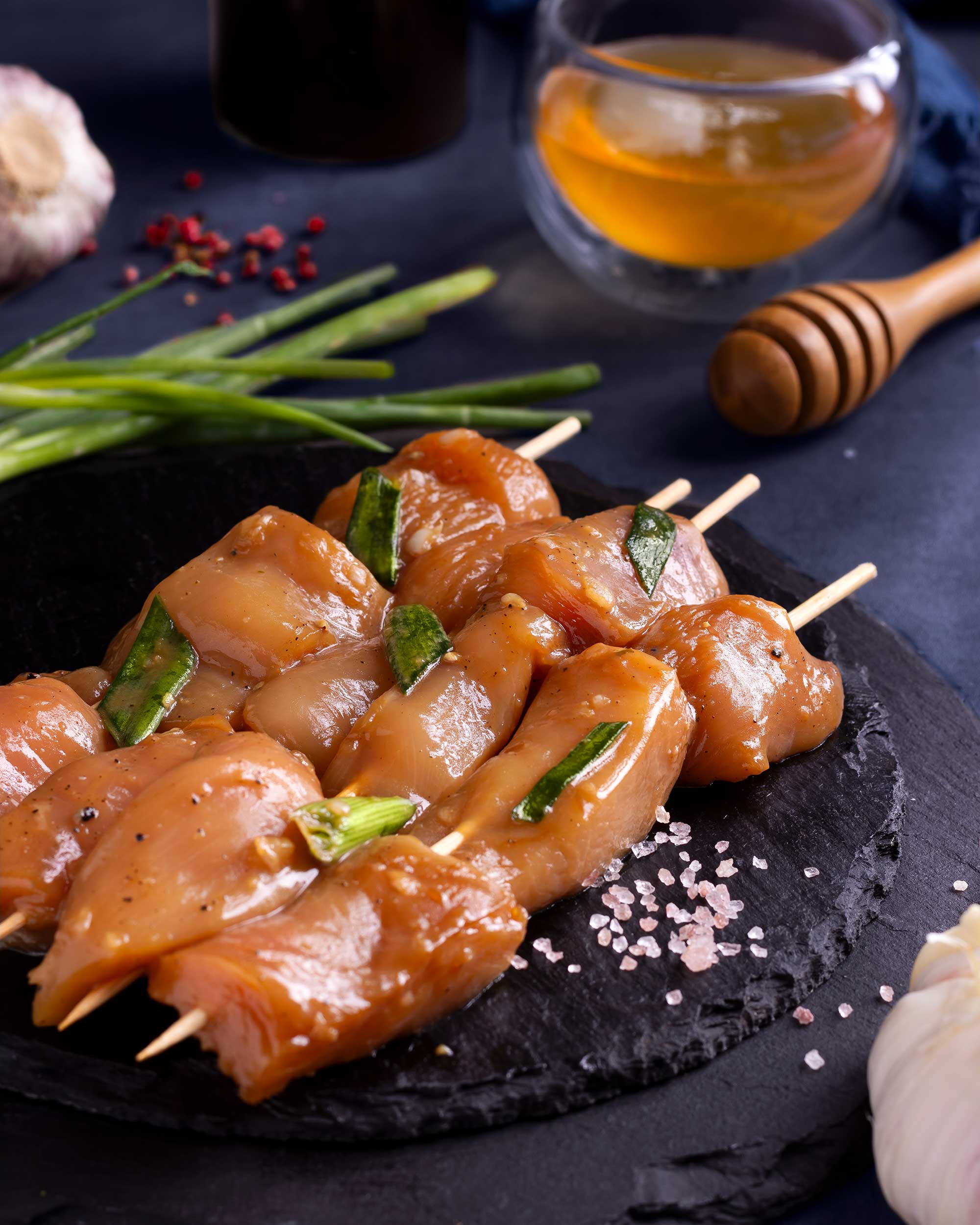 Teriyaki Chicken جوجه تریاکی در ظرفی زیبا، تزئین شده با سس تریاکی و سبزیجات رنگارنگ.
