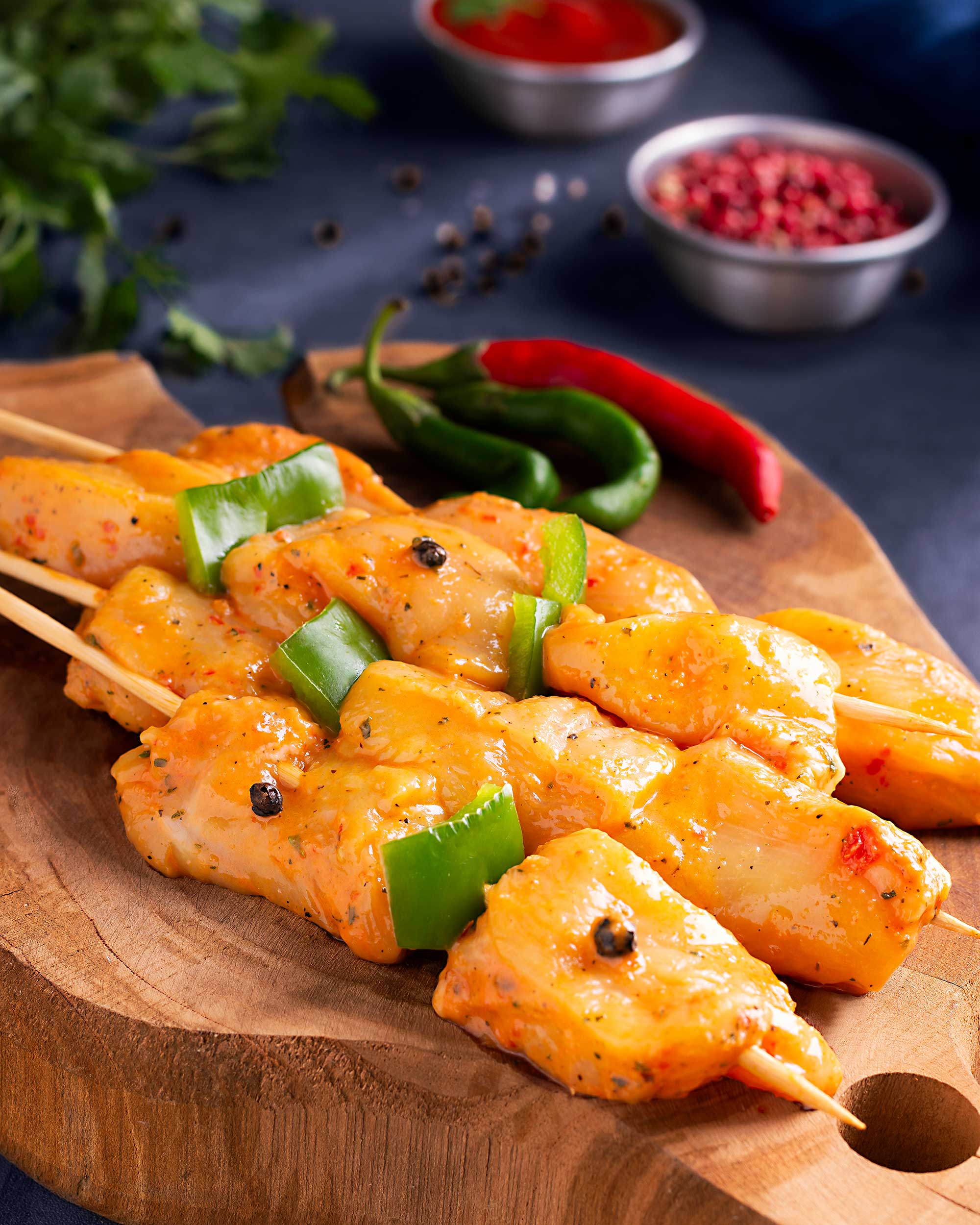 Turkish Chicken Pilaf جوجه ترکی استامبولی در ظرفی زیبا، تزئین شده با سبزیجات تازه