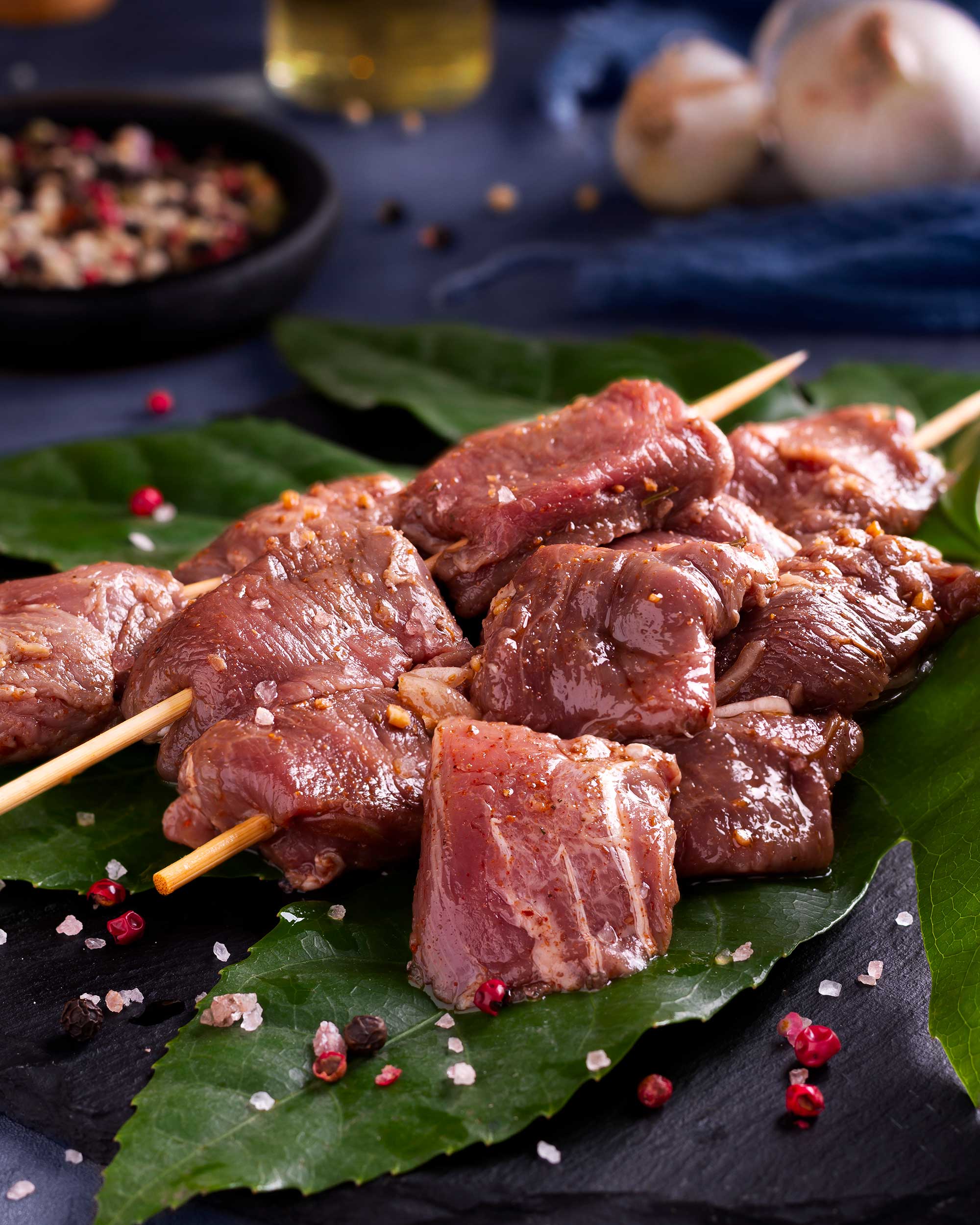 chenje-raste-gosfandi تصویری از چنجه راسته گوسفندی تازه و آماده برای پخت، ایدهآل برای کباب