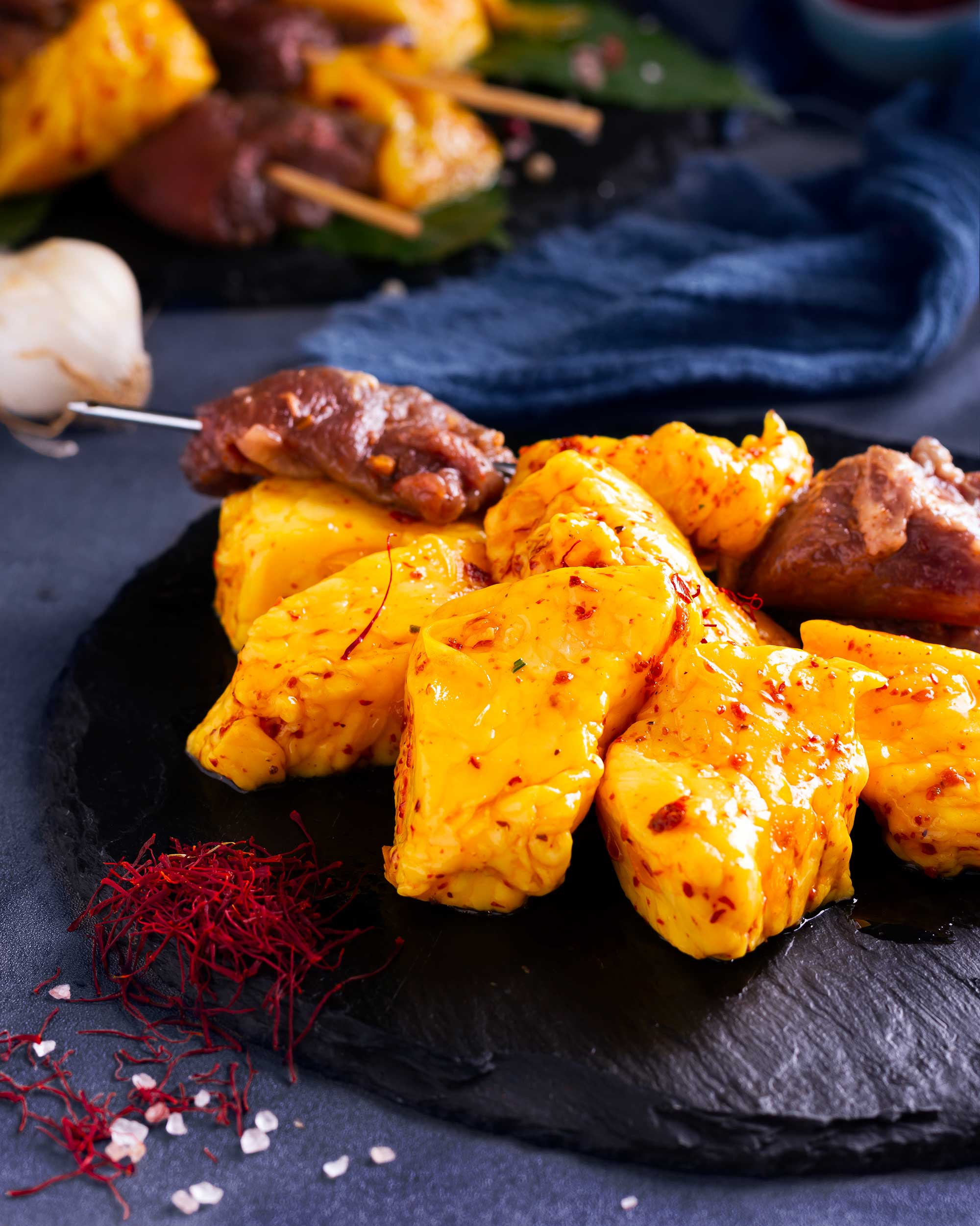 donbe دنبه زعفرانی تازه و خوشمزه، آماده کباب کردن روی ذغال با عطر و طعم بینظیر زعفران