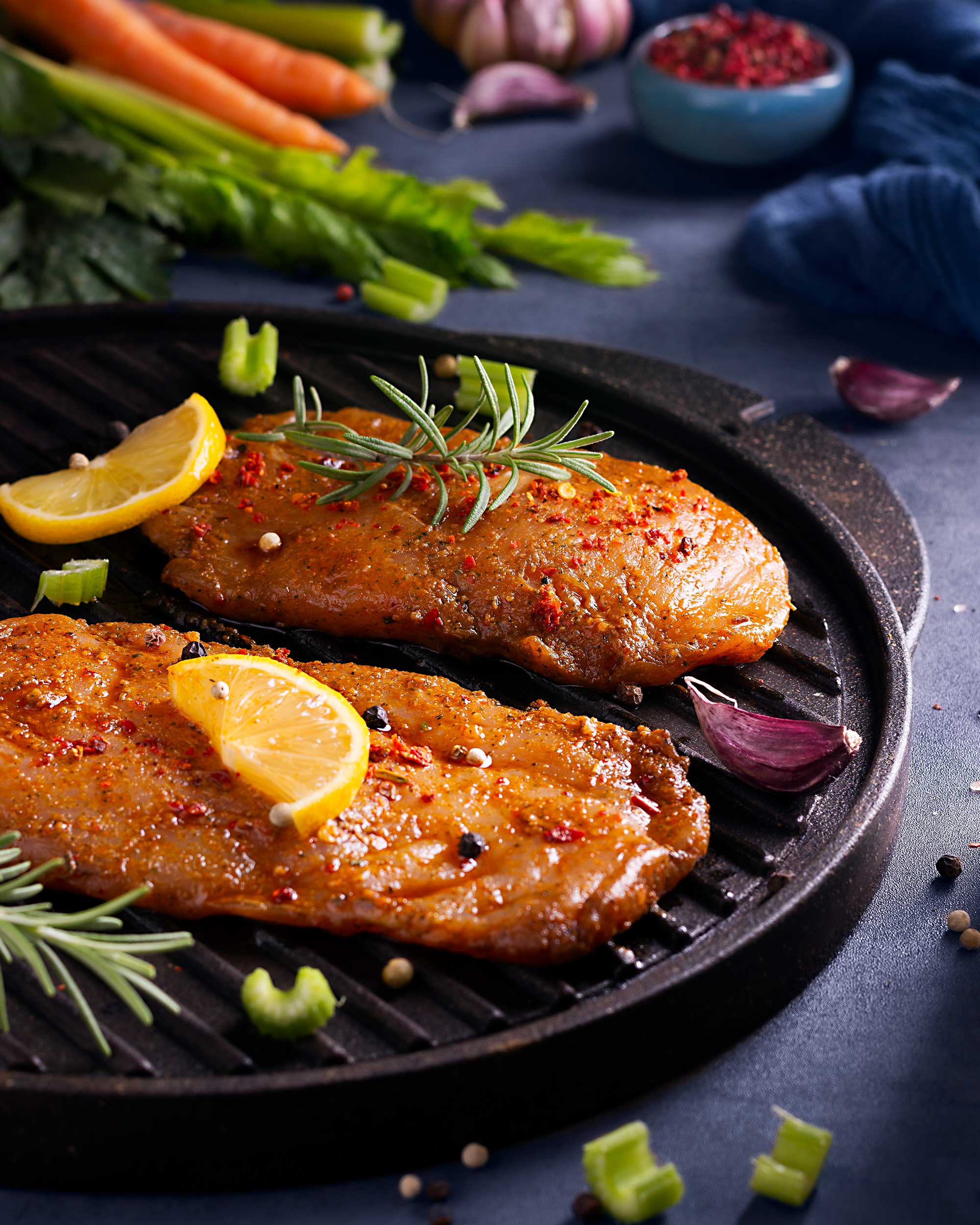 fitness-chicken-breast2 سینه مرغ رژیمی کمچرب و پروتئین بالا، مناسب برای رژیمهای غذایی سالم و ورزشکاران، تهیه شده با ادویههای طبیعی و بدون نمک اضافی.