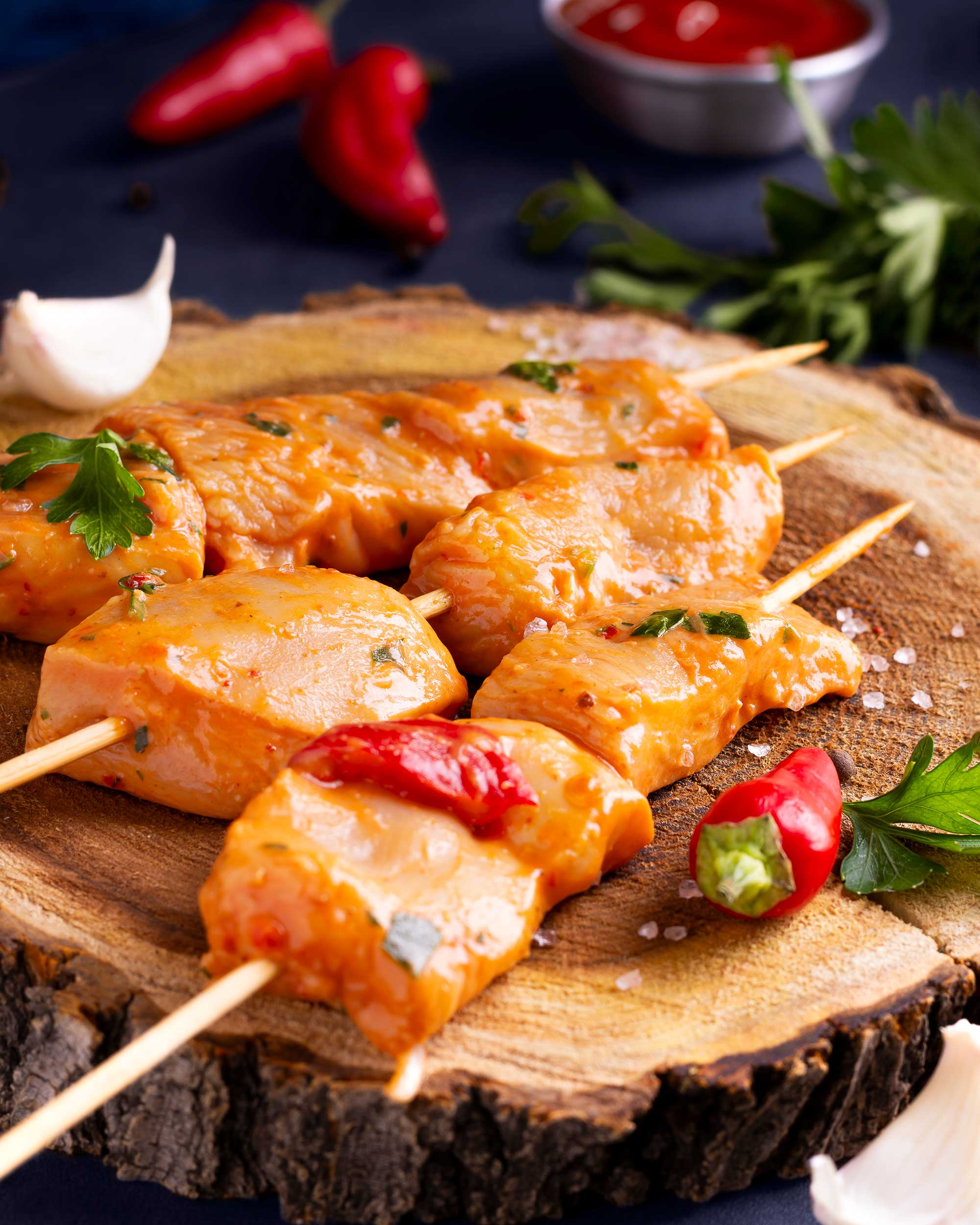 mexican-chicken تصویر جوجه مکزیکی تازه و ادویهدار از فروشگاه محصولات پروتئینی قدیمی، مزهدار شده با فلفل چیلی و ادویههای مکزیکی